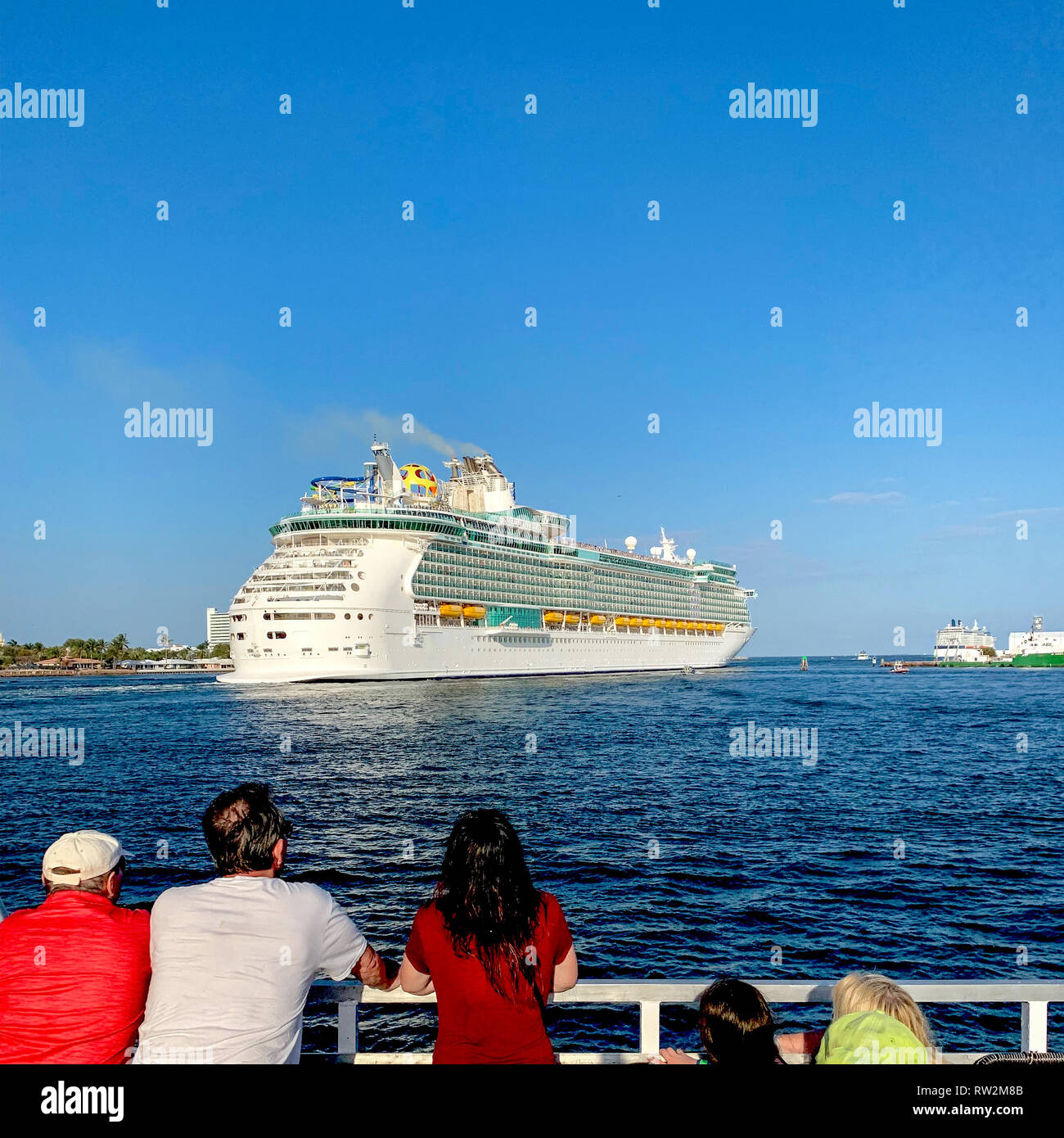 Les navires de croisière de quitter le port dans le soleil d'hiver en Floride Banque D'Images