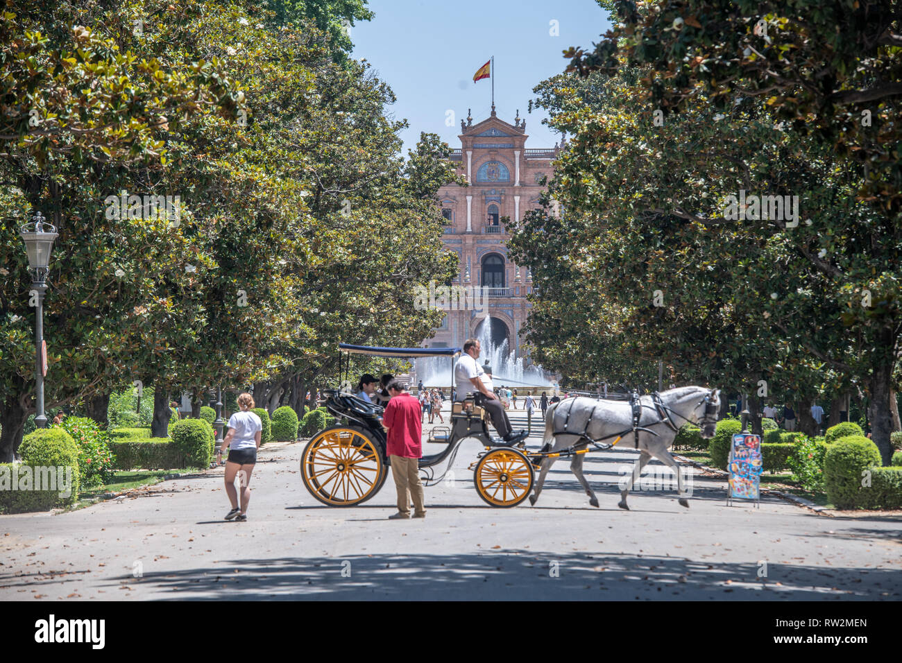 Balade touristique une calèche sur la place Plaza de España-a -Séville , Espagne Banque D'Images
