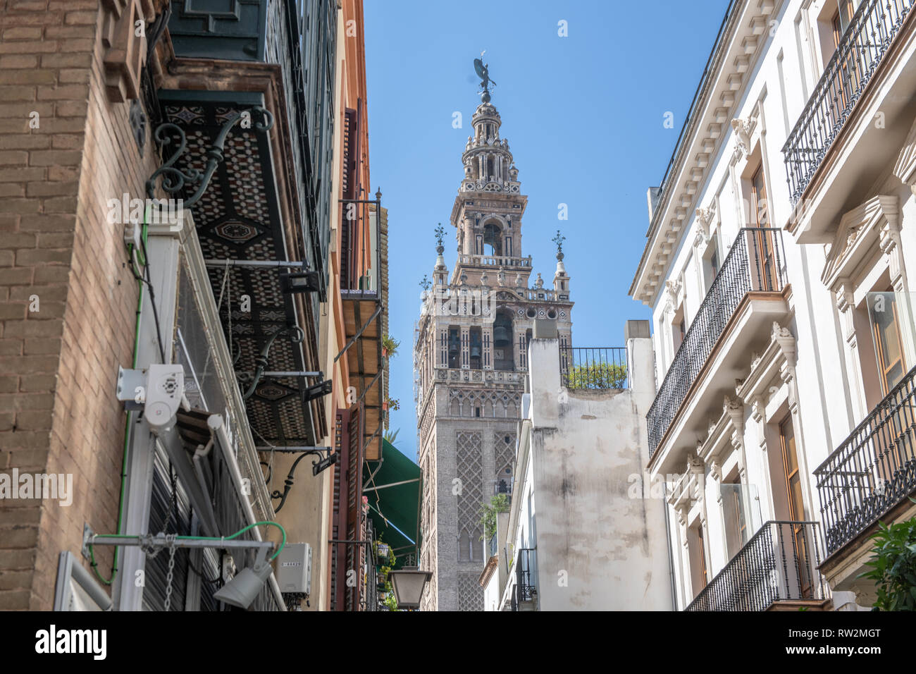 Les vers une vue plongeante sur la spire sur une cathédrale de Santa Mar'a de la Sede à Séville , Espagne Banque D'Images