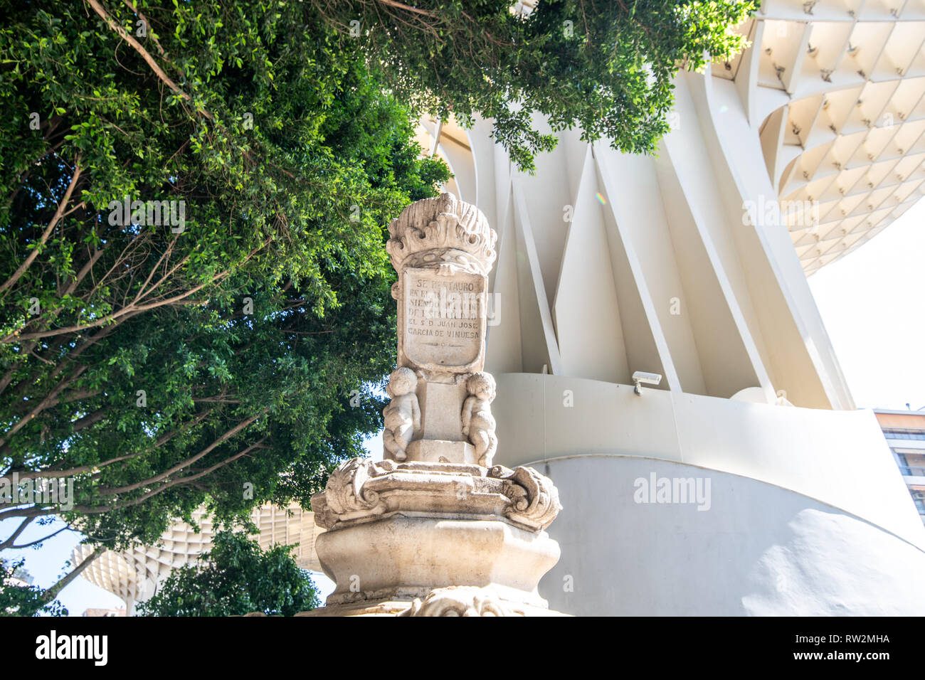 Sculpture en pierre au-dessus de fontaine à l'extérieur du Metropol Parasol une structure en bois située à La Encarnación-n square, dans le vieux quartier de Séville, Spa Banque D'Images