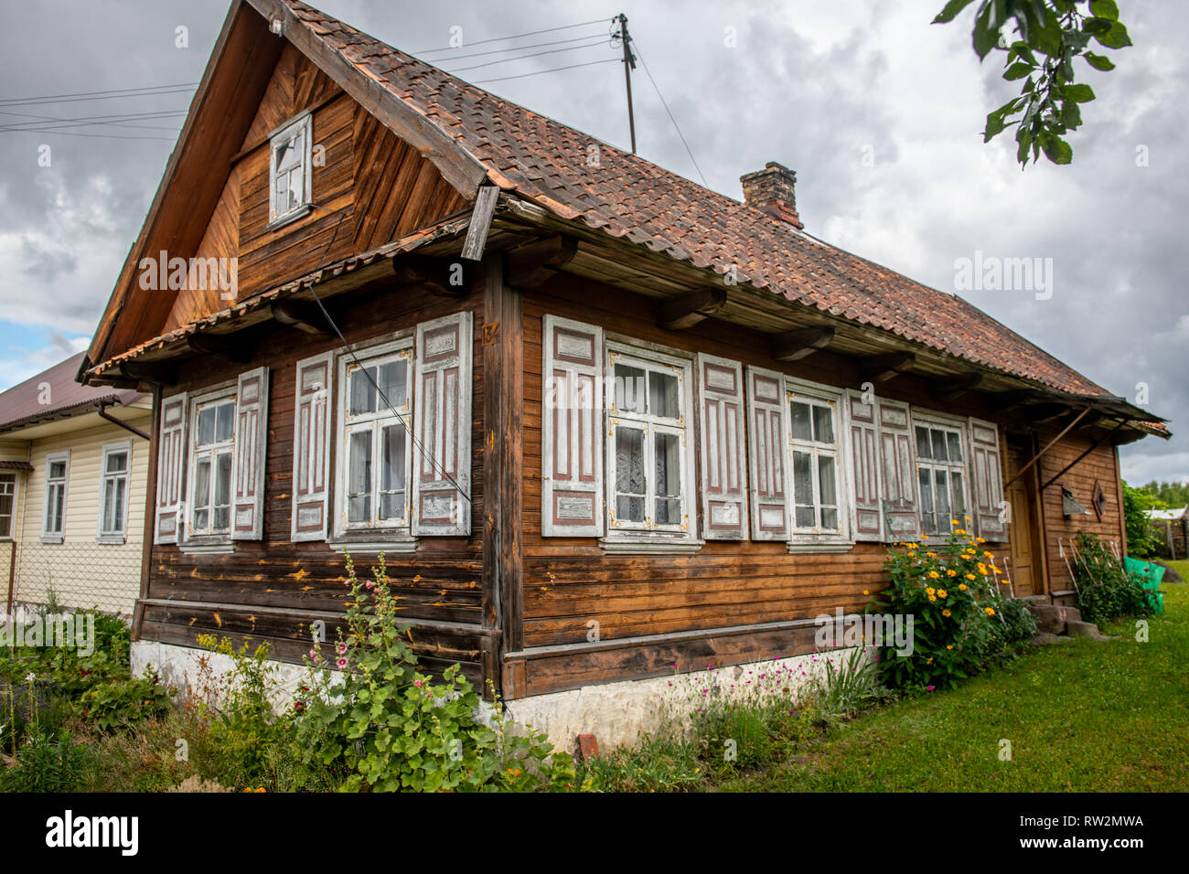 L'extérieur de la chambre de style cabine ornée de volets décoratifs autour des fenêtres dans Trześcianka la 'Terre de l'ouverture des volets, Pologne, Banque D'Images