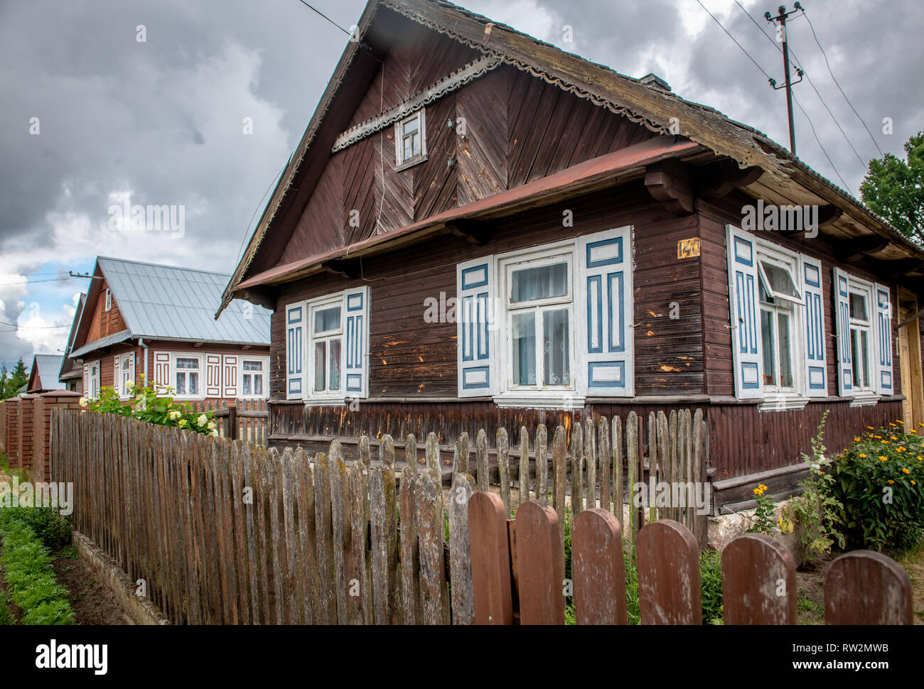 De l'extérieur clôturé dans les maisons de style cabine ornent avec volets décoratifs autour des fenêtres dans Trześcianka la 'Terre de l'ouverture des volets, Pologne, Banque D'Images