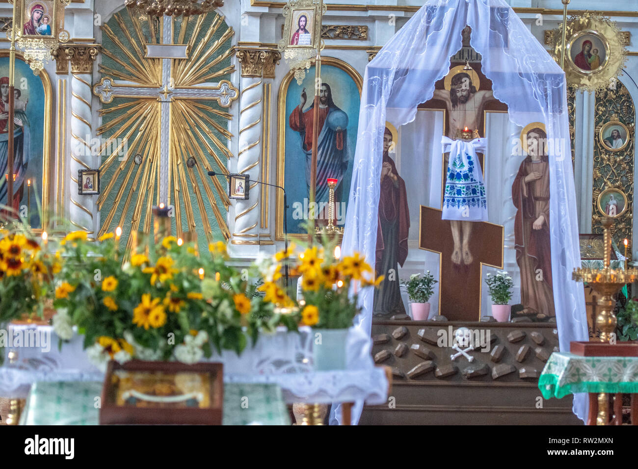 Autel avant avec l'inscription de Jésus sur la croix dans l'Église orthodoxe russe (prawosławna Parafia pw. Matki Bożej Straży Pożarnej w Puchłach) dans la 'Terre de th Banque D'Images