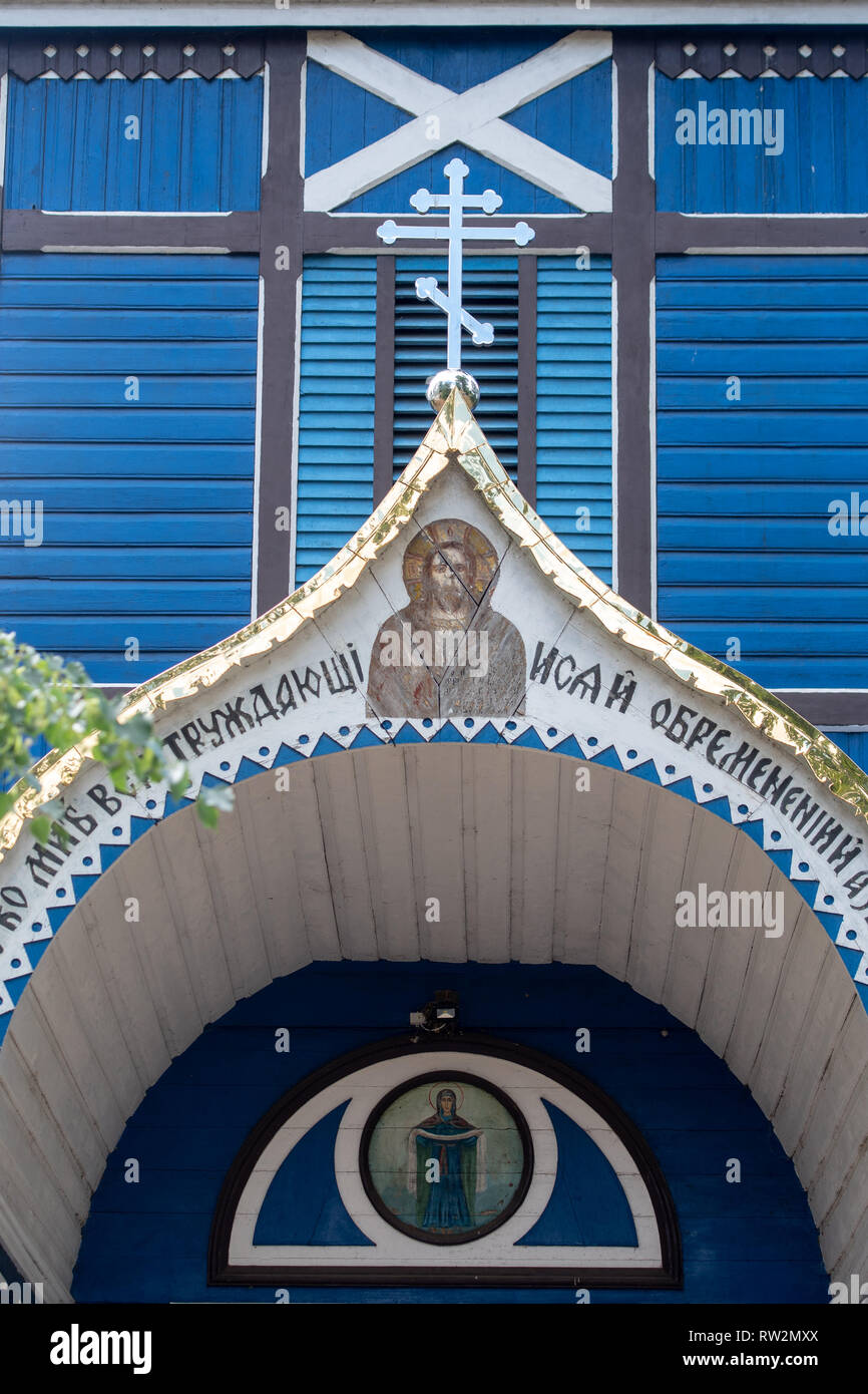 Archway avant avec l'écriture russe autour de lui qui mène à l'Église orthodoxe russe bleu (prawosławna Parafia pw. Matki Bożej Straży Pożarnej w) dans le Puchłach Banque D'Images