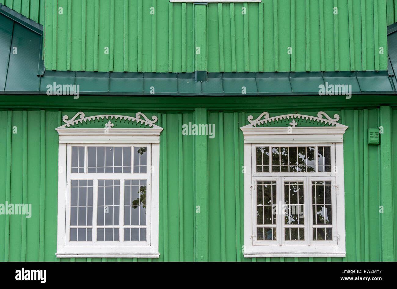L'extérieur de l'Église orthodoxe russe (vert Cerkiew św. Michała Archanioła Trześciance w) dans la "Terre des volets ouverts' avec deux fenêtres, Trześcia Banque D'Images