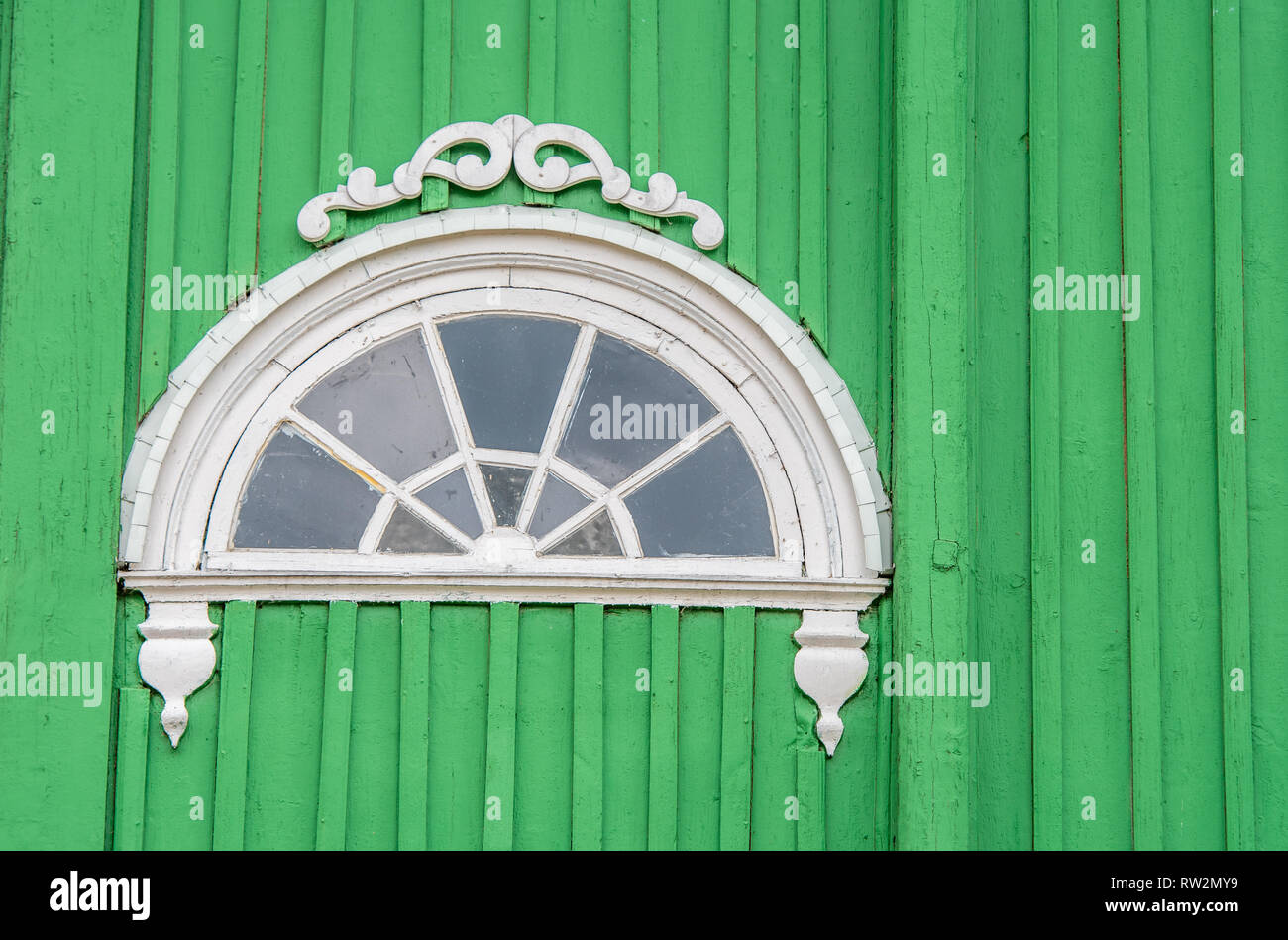 Vue détaillée de la demi-fenêtre circulaire situé dans la paroi d'un vert vif d'église orthodoxe russe (Cerkiew św. Michała Archanioła Trześciance w) dans la 'Terre de Banque D'Images