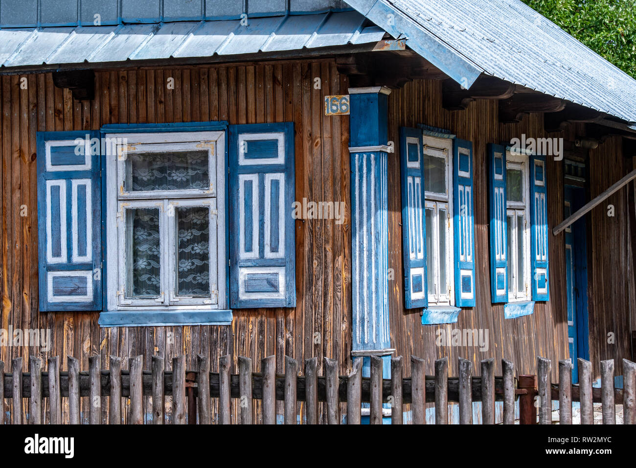 L'extérieur de la chambre de style cabine ornent aux volets colorés dans Trześcianka la 'Terre des volets ouverts', Pologne, Banque D'Images