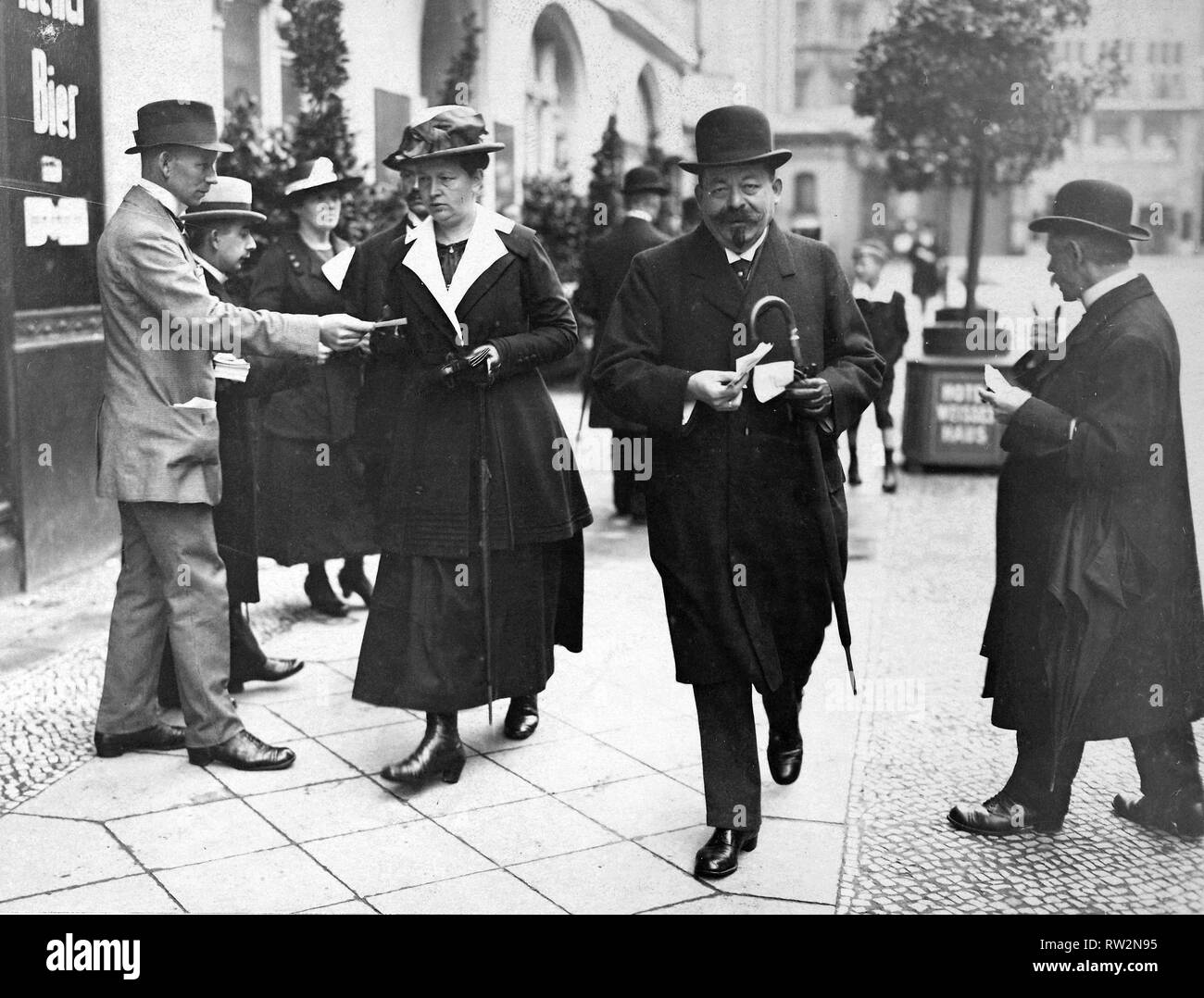 L'Allemagne après la révolte - élections du Reichstag en Allemagne. Le président national, Ebert et Mme Ebert sur leur façon de voter (date inconnue) Banque D'Images