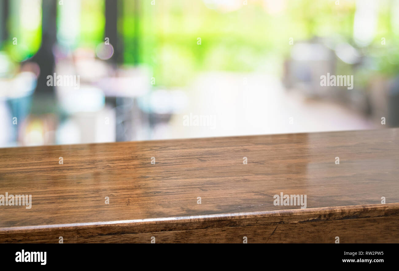 Point de vue vide avec table de cuisine dans l'arrière-plan flou flou,jardin lumière maquette pour l'affichage ou un montage de produit, d'un bandeau ou d'un en-tête pour adv Banque D'Images Point de vue vide avec table de cuisine dans l'arrière-plan flou flou,jardin lumière maquette pour l'affichage ou un montage de produit, d'un bandeau ou d'un en-tête pour adv Banque D'Images