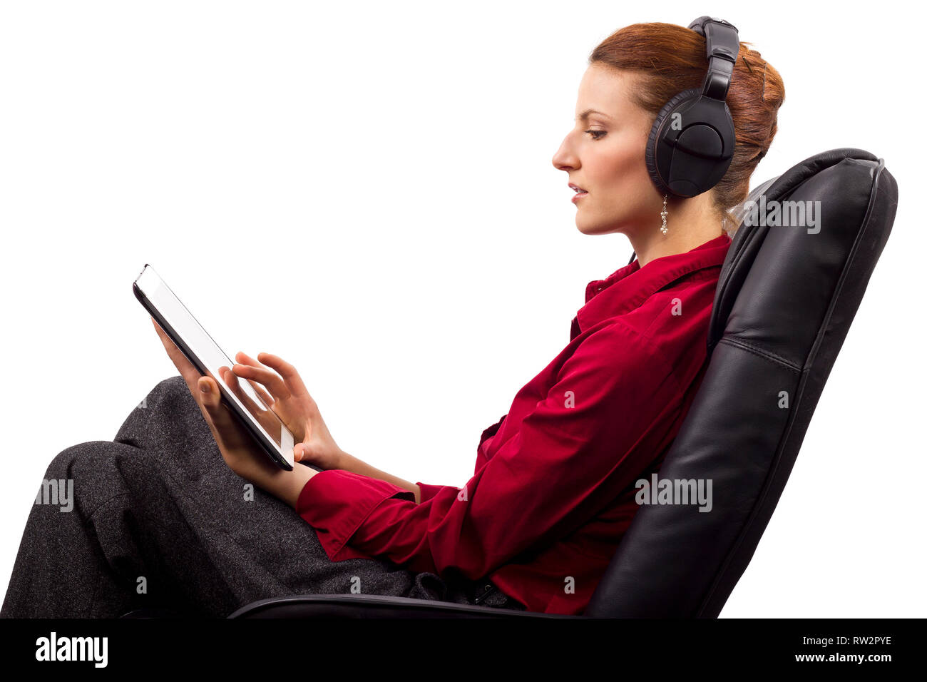 Femme à l'écoute de livres audio sur une tablette Banque D'Images