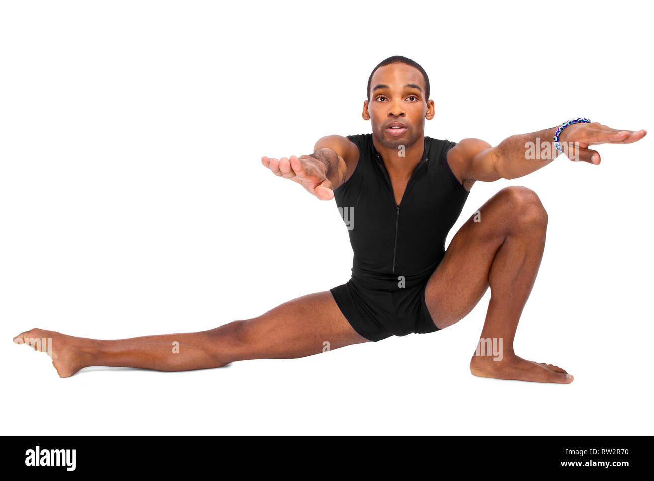 Male ballet dancer le réchauffage et faire preuve de souplesse à fond blanc Banque D'Images