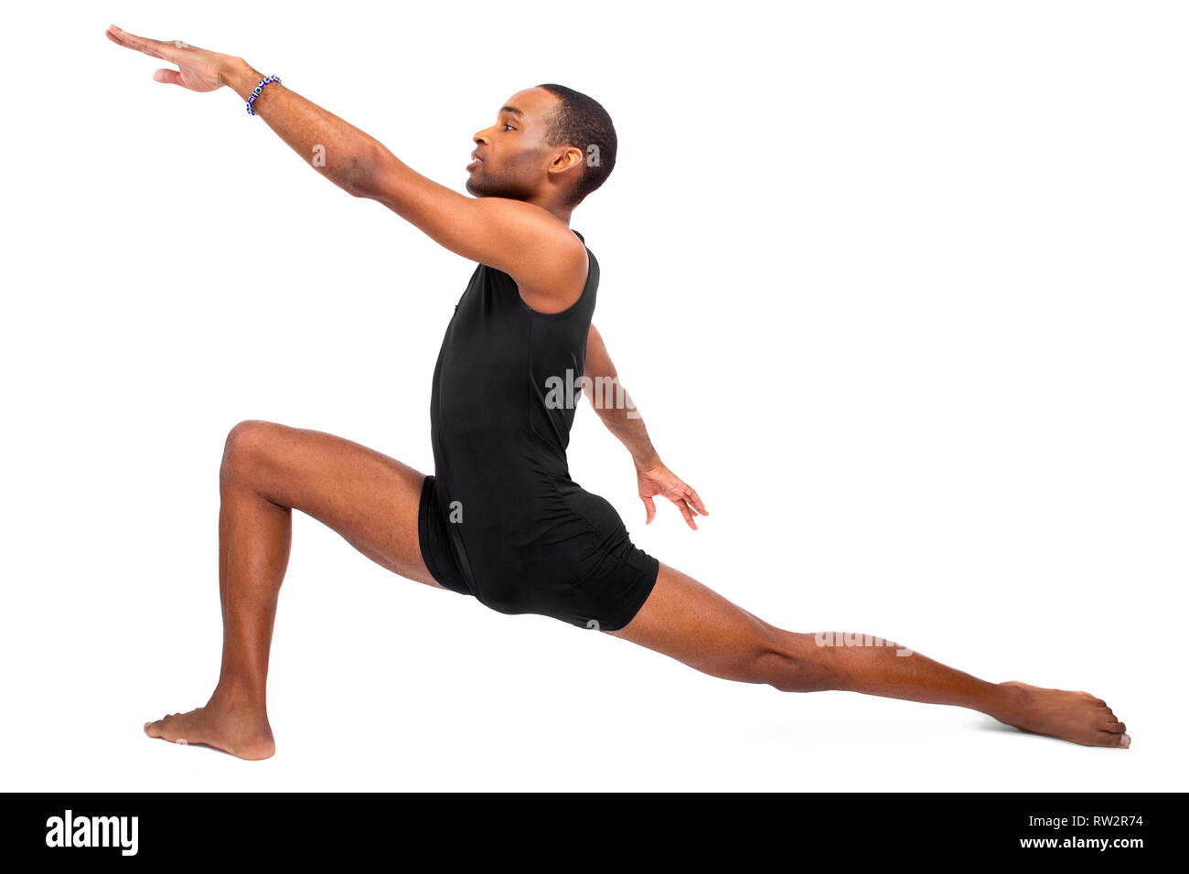 Male ballet dancer le réchauffage et faire preuve de souplesse à fond blanc Banque D'Images