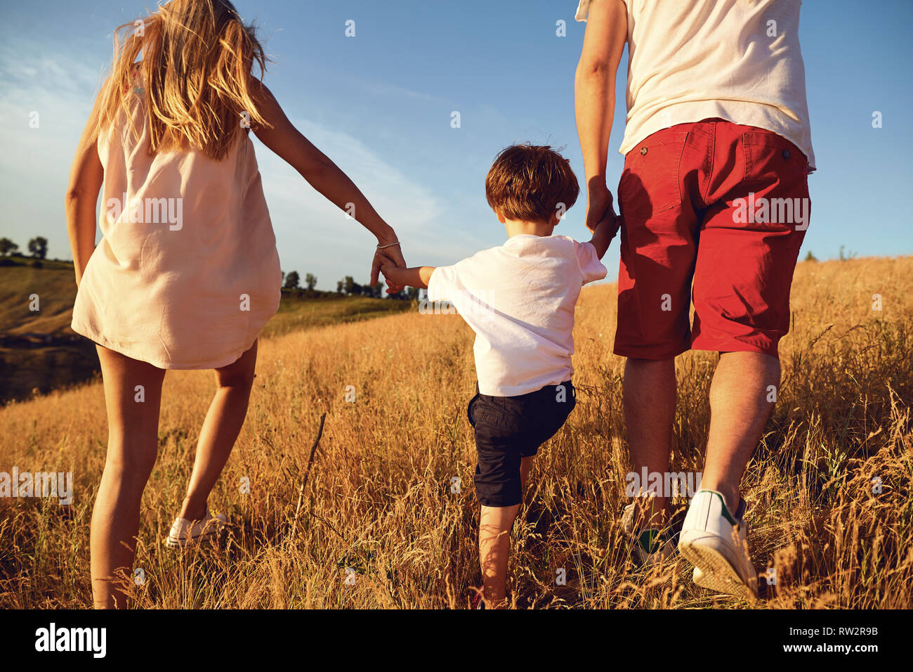 Happy Family having fun marche dans la nature. Banque D'Images