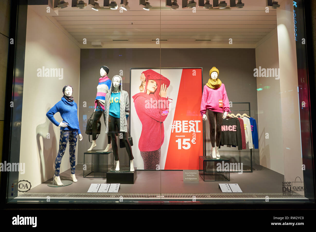 DUSSELDORF, ALLEMAGNE - circa 2018 SEPTEMBRE : affichage fenêtre d'un magasin  C&A de Düsseldorf. C&A est une chaîne internationale de magasins de  vêtements de mode sto Photo Stock - Alamy