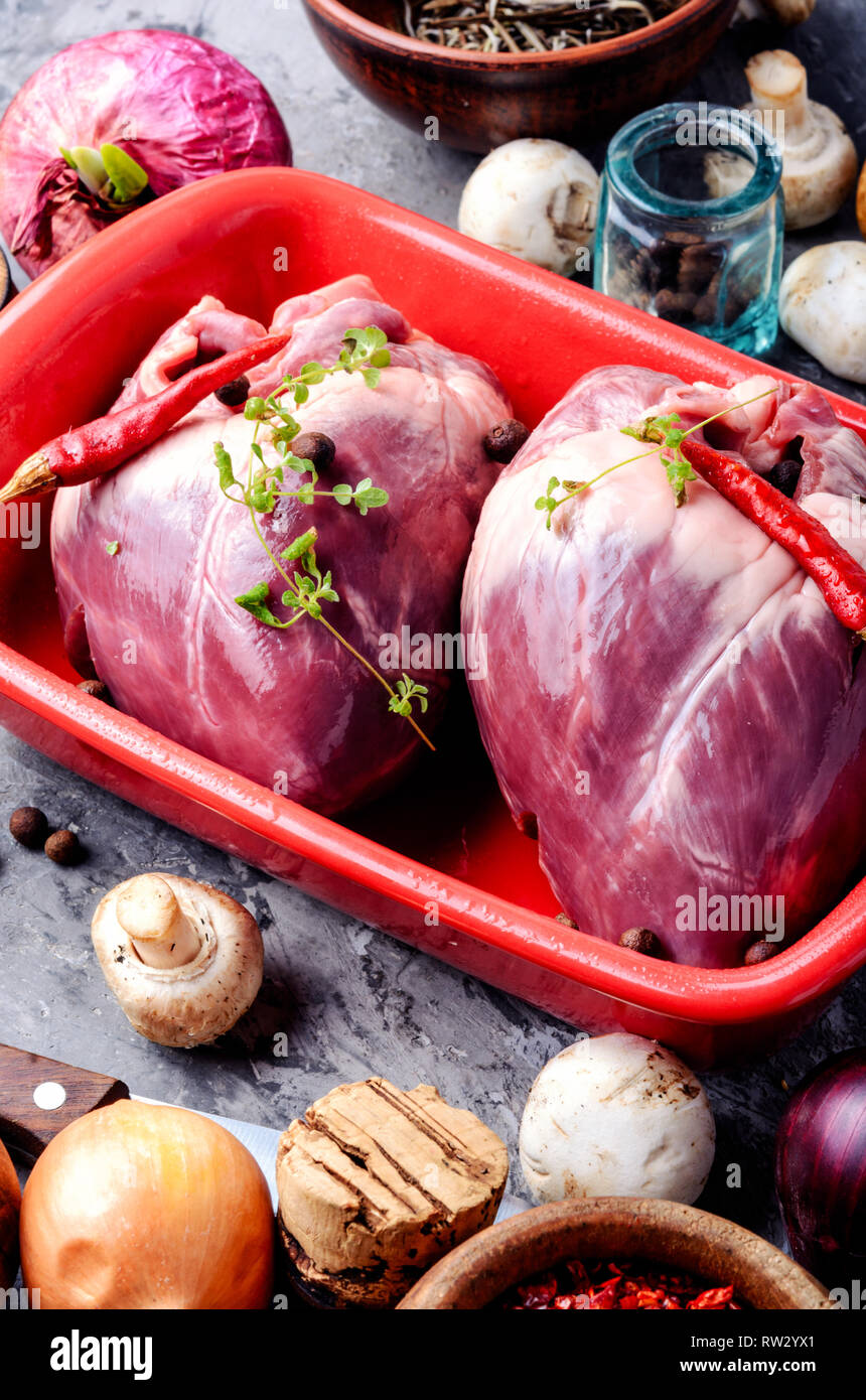Coeur de porc aux épices brutes avant la cuisson. La viande crue Banque D'Images
