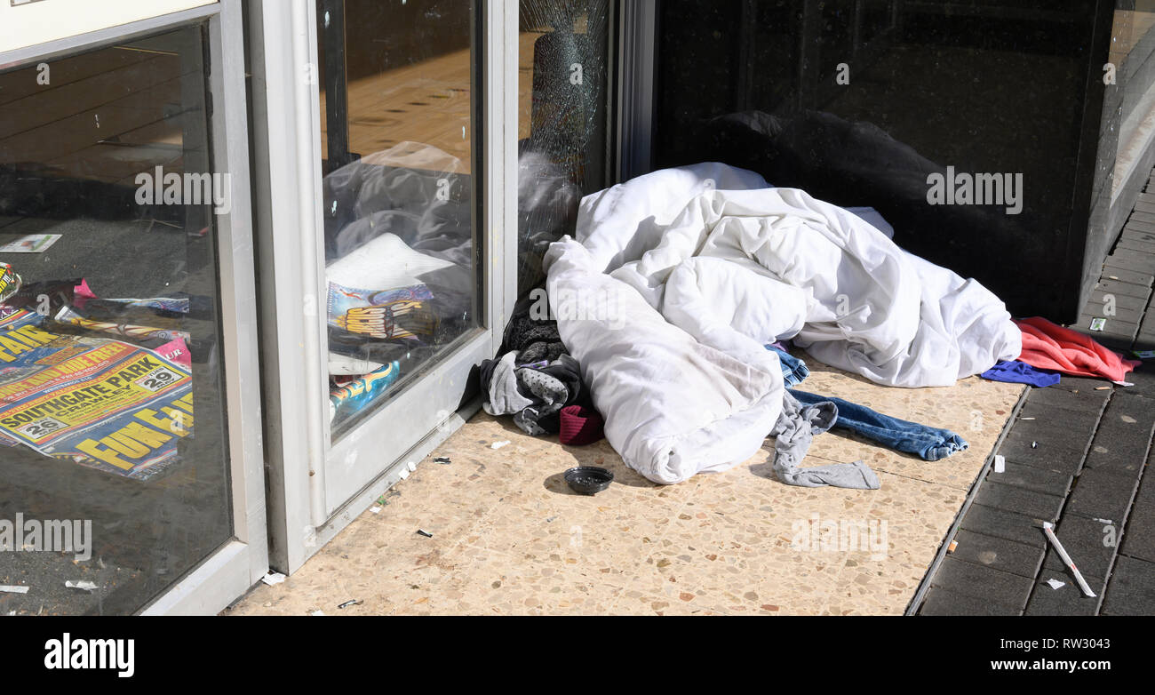 Les restes d'une personne sans-abri en l'entrée d'un magasin vide dans le centre-ville de Crawley, West Sussex, England, UK Banque D'Images