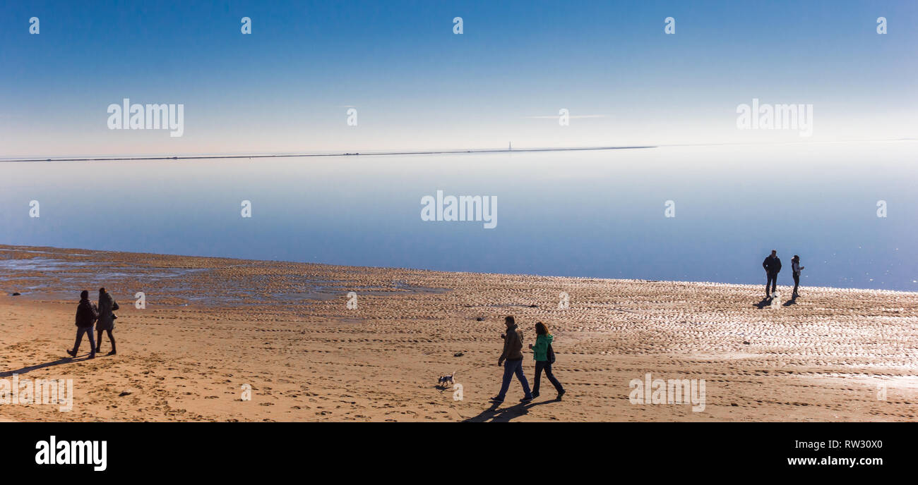 Les gens qui marchent sur la plage à Wilhelmshaven, Allemagne Banque D'Images