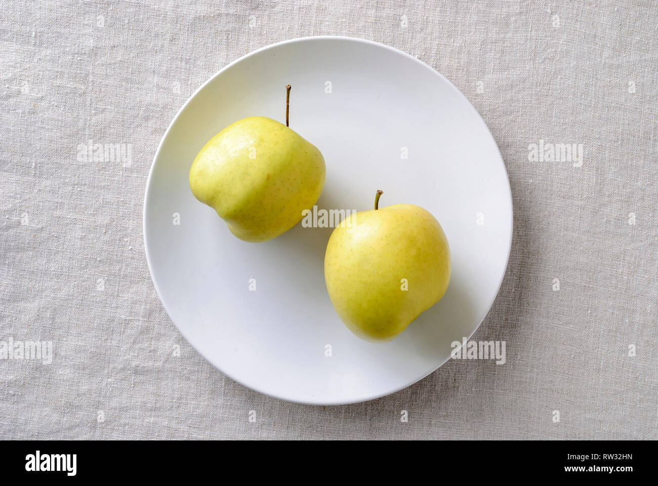 Ugly imparfait frais difformes pommes d'or riche en vitamines a plate Banque D'Images