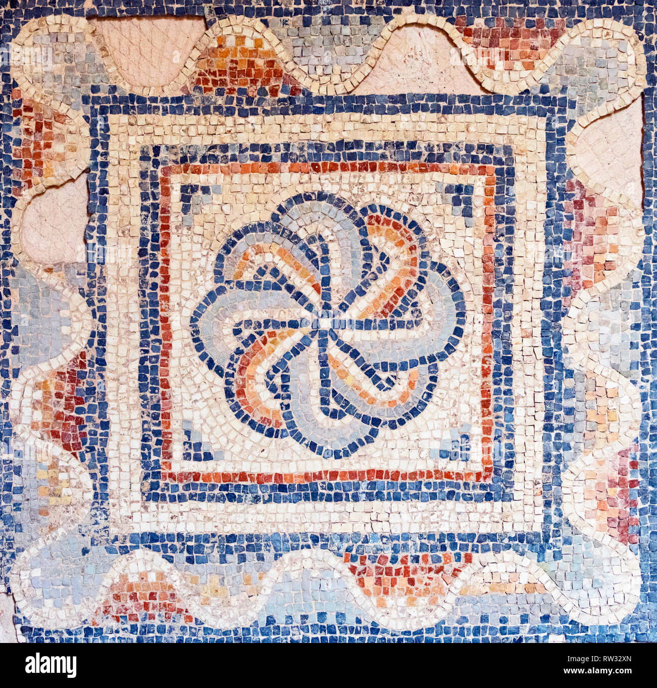 Basilique euphrasienne - Eufrazijeva bazilika en croate - ou la basilique cathédrale de l'assomption de Marie. Comté de Porec, Istrie, Croatie. Une cheminée Banque D'Images