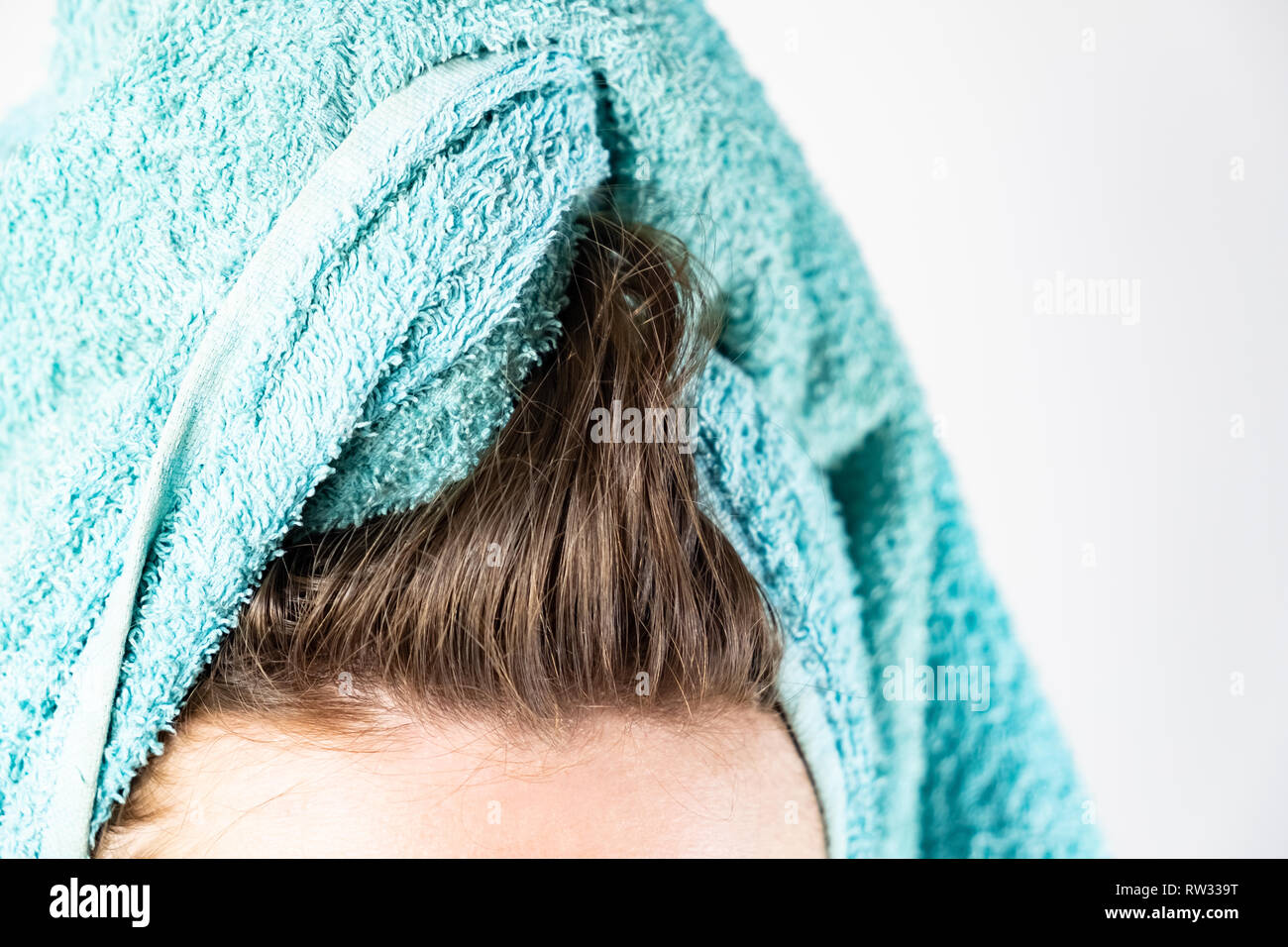 Vue rapprochée de cheveux lavés et serviette de bain. Le séchage des cheveux dans une manière naturelle sans blowdrier Banque D'Images