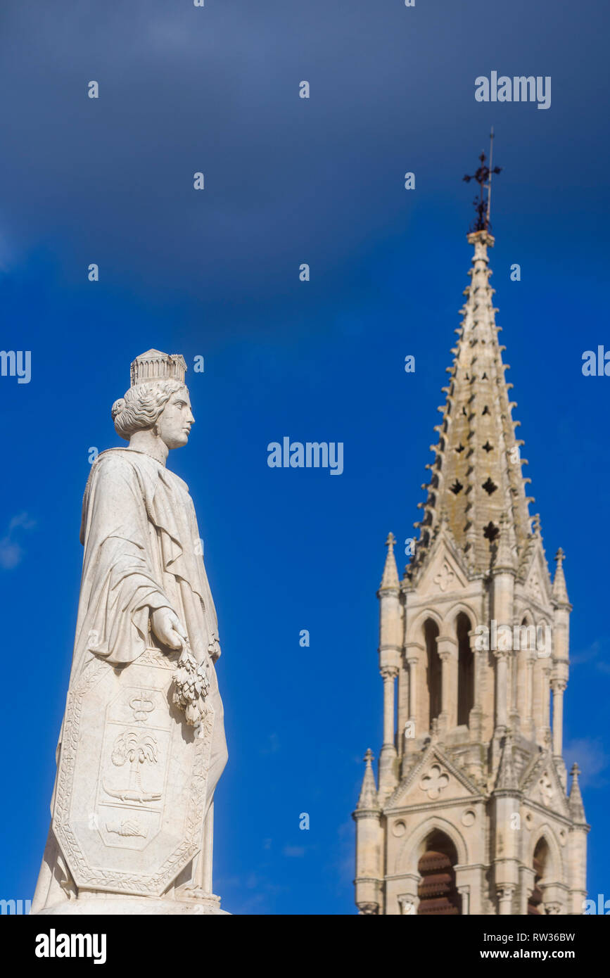 La fontaine Pradier montre une femme avec la couronne sur ses monuments emblématiques de la ville : les arènes et la Maison Carrée de Nîmes, France Banque D'Images