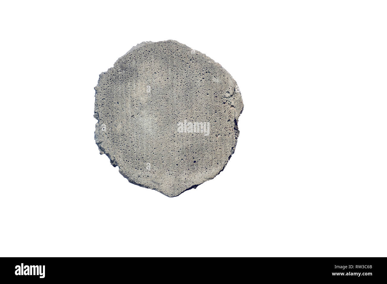 Un fragment isolé d'un mur en béton sur un fond blanc. Détail le concept avec place pour inscription. Banque D'Images