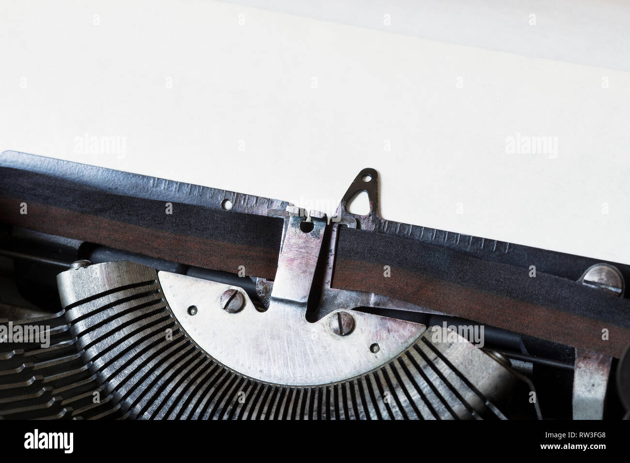 Vintage typewriter close up avec la feuille de papier vierge Banque D'Images