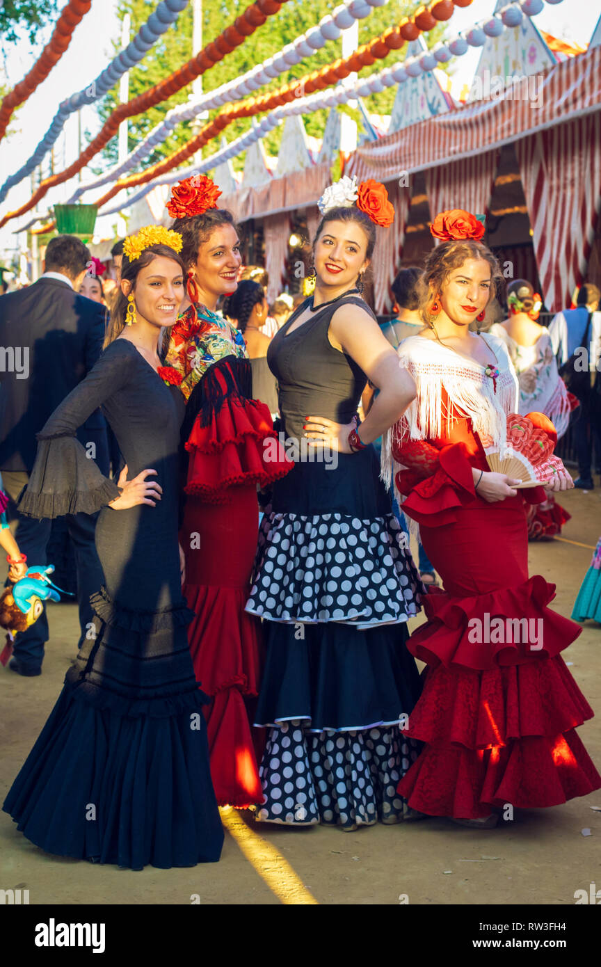 Belles femmes en robe colorée traditionnelle et profiter Foire d'avril, Séville Salon (Feria de Séville). La foire d'Avril de Séville. Feria de Abril de Sevilla Banque D'Images