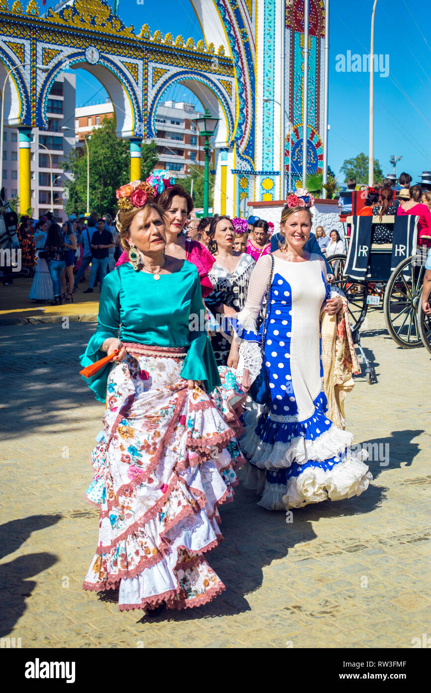 Femme élégante en robe colorée et traditionnelle à la foire d'avril, Foire d'Avril de Séville (Feria de Séville). La foire d'Avril de Séville Banque D'Images