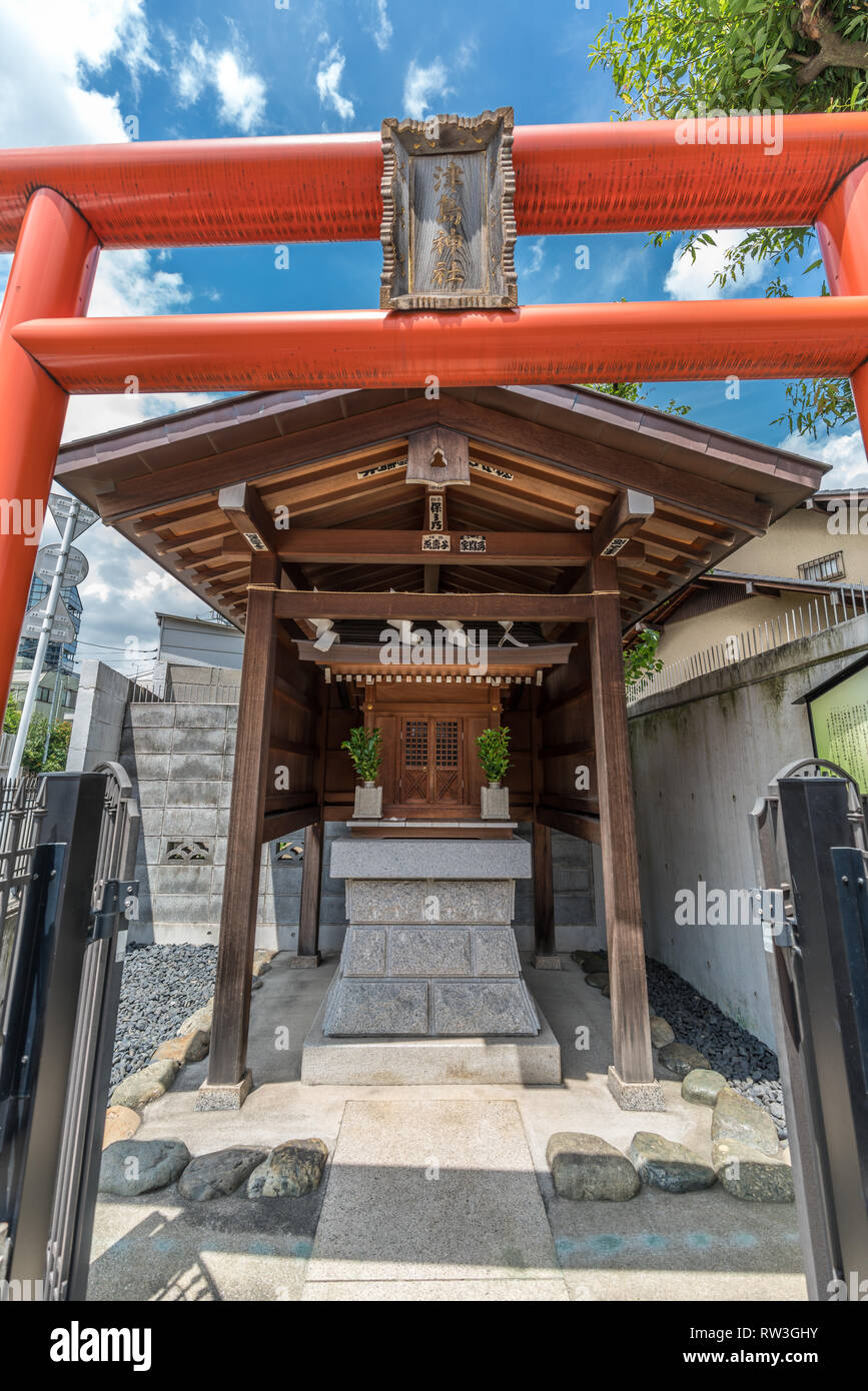 Tsushima Jinja. Petit temple shintoïste qui consacre et Gozutenno ou divinités Susanoo Kami. Situé dans le quartier de Yoyogi, Shibuya, Tokyo Banque D'Images