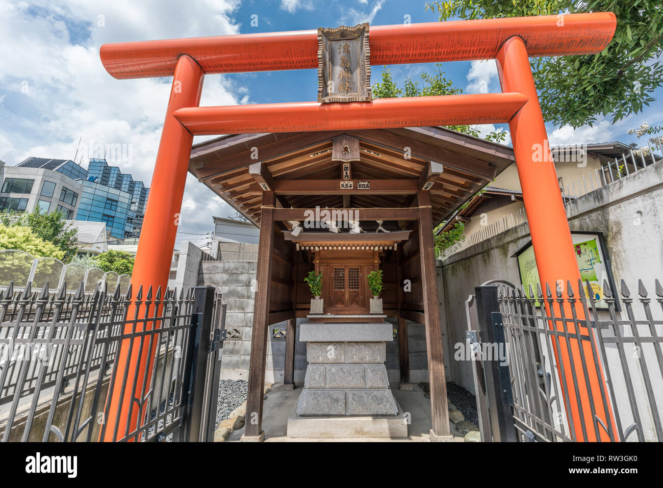 Tsushima Jinja. Petit temple shintoïste qui consacre et Gozutenno ou divinités Susanoo Kami. Situé dans le quartier de Yoyogi, Shibuya, Tokyo Banque D'Images