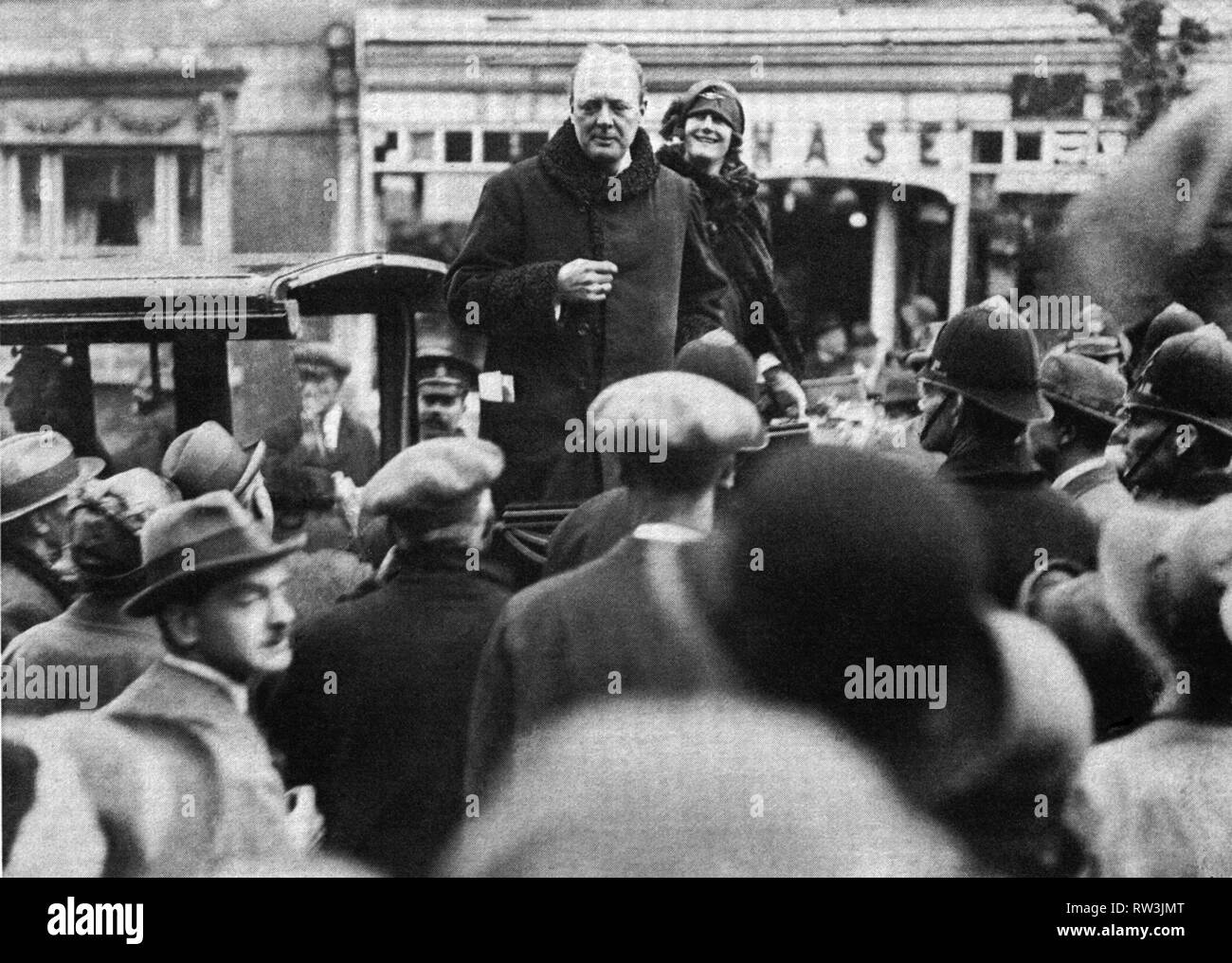 Winston Churchill et sa femme faisant campagne pour la campagne électorale d'Epping. Octobre 1924 Banque D'Images