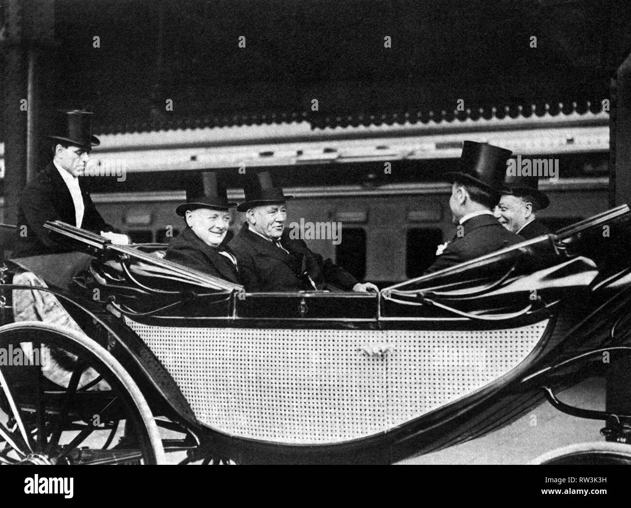 Winston Churchill et Seigneur Cushenden quittant la gare Windsor d'abandonner leurs sceaux d'office au Roi après une victoire électorale du travail.Juin 1929 Banque D'Images