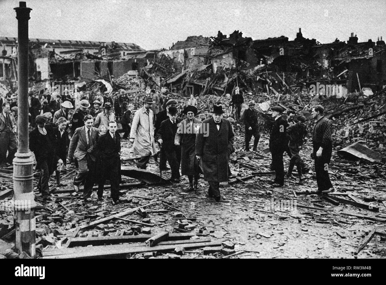 Winston Churchill inspecte les dégâts à la bombe dans la ville de Londres. 1940 Banque D'Images
