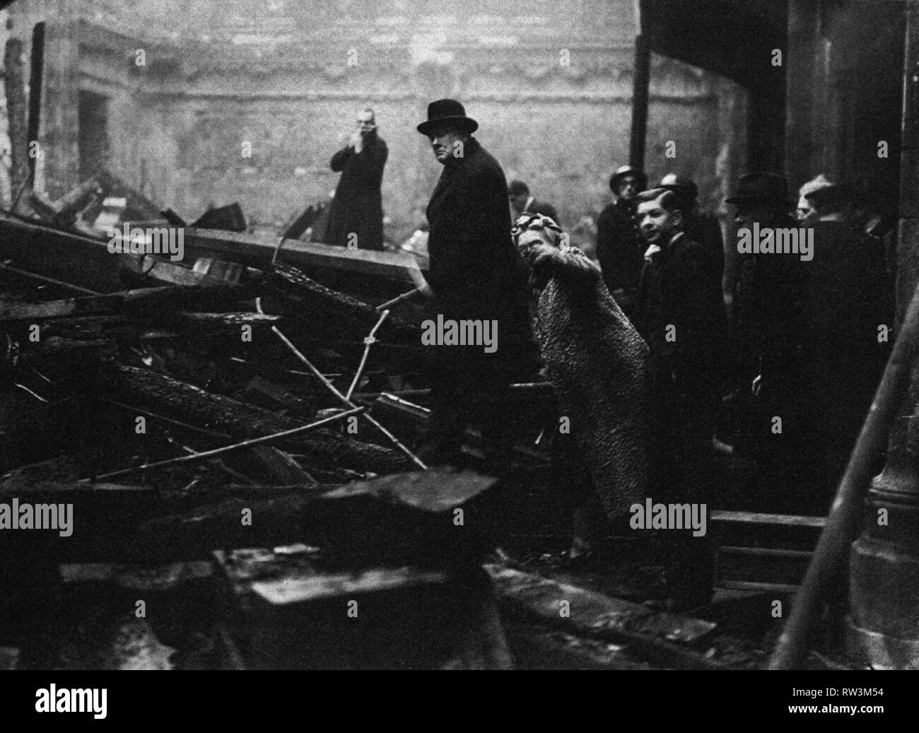 Winston Churchill inspecte les dégâts à la bombe dans la ville de Londres. 1940 Banque D'Images