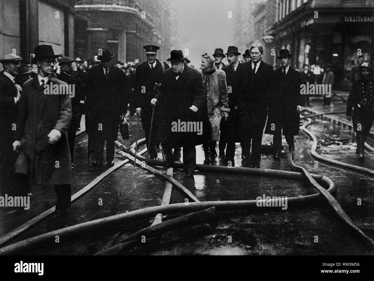 Winston Churchill inspecte les dégâts à la bombe dans la ville de Londres. 1940 Banque D'Images