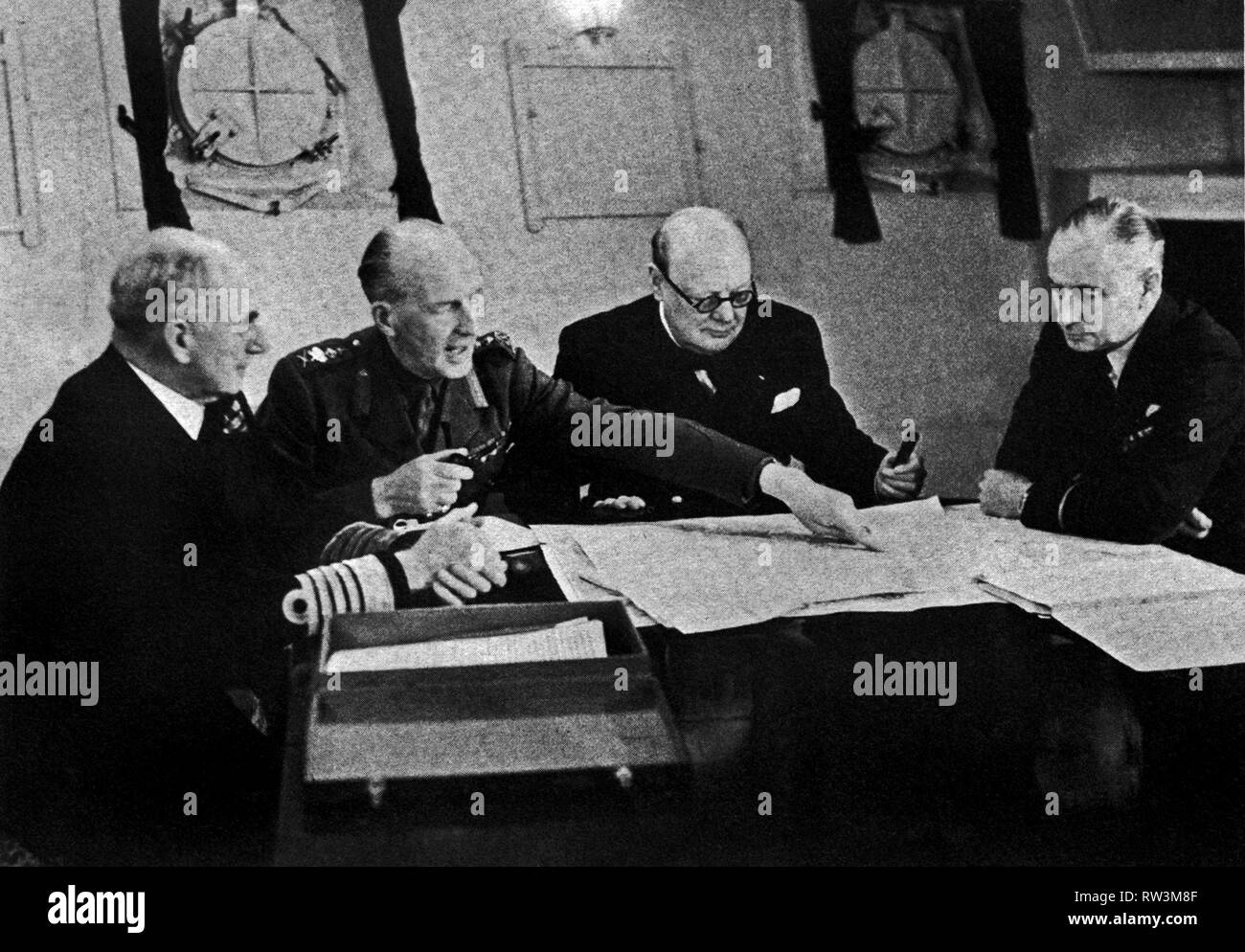 Churchill à bord du HMS Prince de Galles avec (de gauche) 1er amiral Pound,C.I.G.S.Dill, Churchill, Air Marshall Freeman. WW2. Août 1941 Banque D'Images