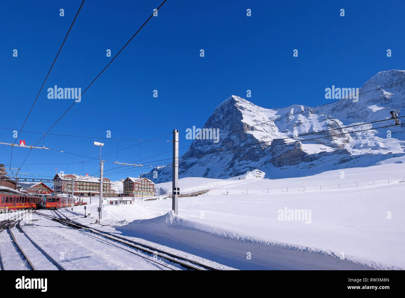 La gare de chemin de fer de la Jungfrau à Kleine Scheidegg au Jungfraujoch, face nord du Mont Eiger en arrière-plan, Suisse Banque D'Images