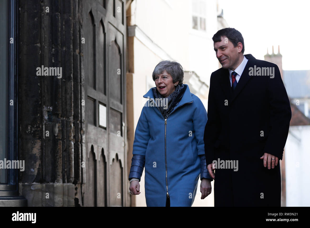 Premier ministre Theresa mai promenades avec le député conservateur local John Glen à Salisbury, Wiltshire, où elle est en réunion avec les entreprises locales sur le premier anniversaire de l'empoisonnement dans Skripal Salisbury. Banque D'Images