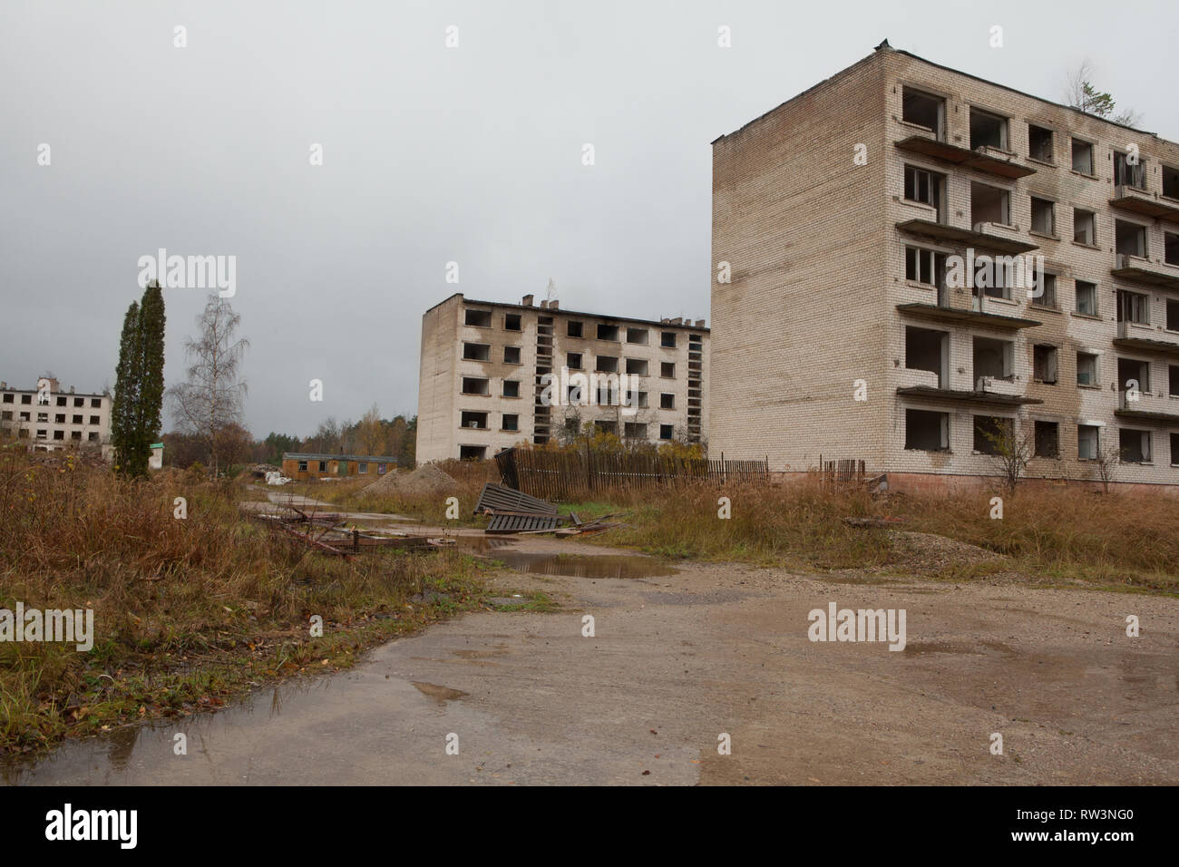 Blocs d'appartements abandonnés à l'ancienne base militaire soviétique, Irbene, Lettonie Banque D'Images