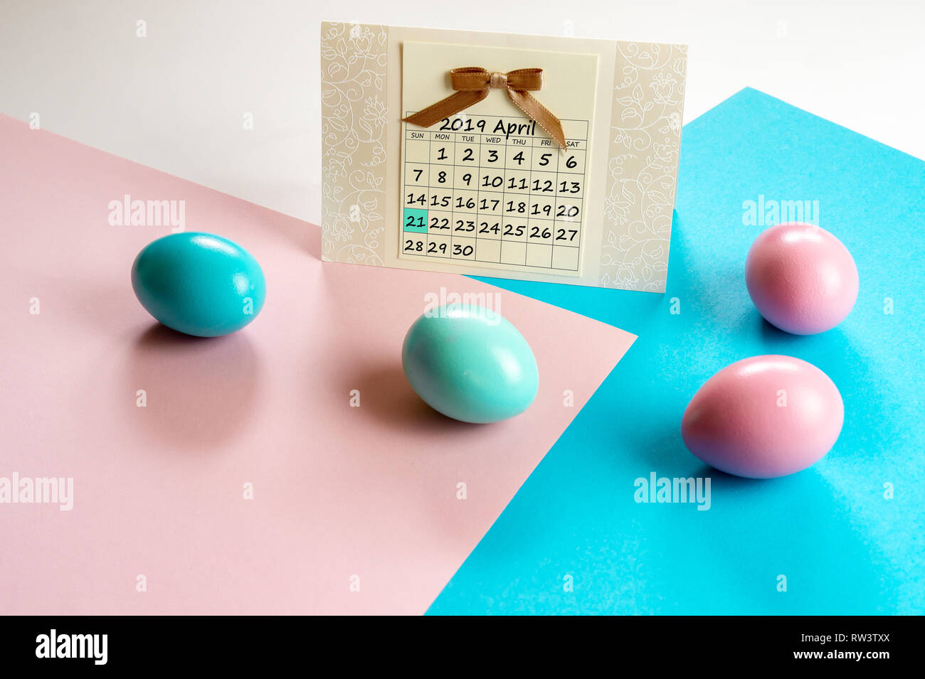 Calendrier 2019 Avril Joyeuses Pâques avec des œufs de Pâques colorés dans une attente de blocs colorés et concept de Pâques Banque D'Images