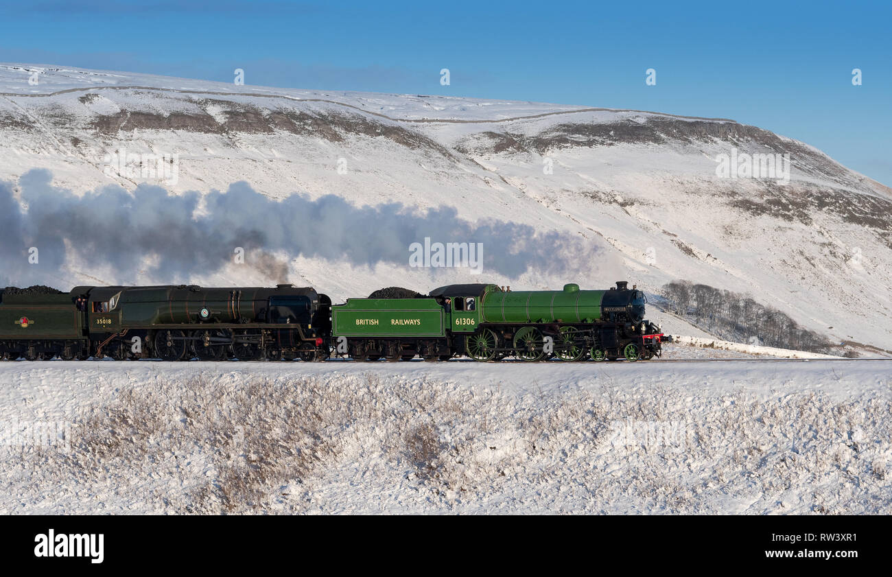 Trains à vapeur à double tête, 61306 Mayflower et 35018 British India Line sur le chemin de fer Settle, à Garsdale Head en hiver. Yorkshire du Nord Banque D'Images