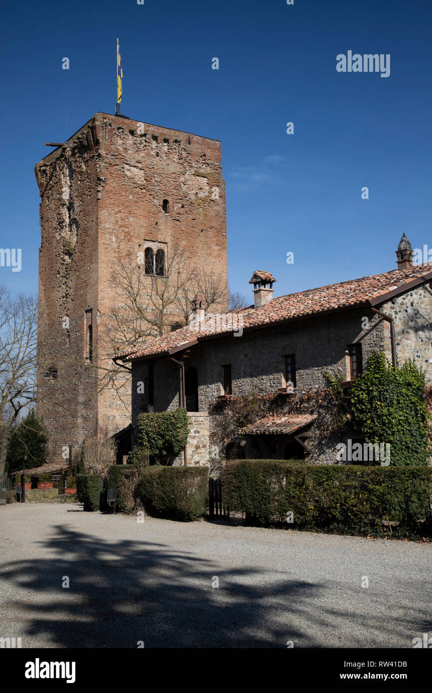 Rivalta 'borgo', le village médiéval autour du château, avec la tour et l'un des bâtiments d'origine. Rivalta, Emilia Romagna, Italie. Sh verticale Banque D'Images