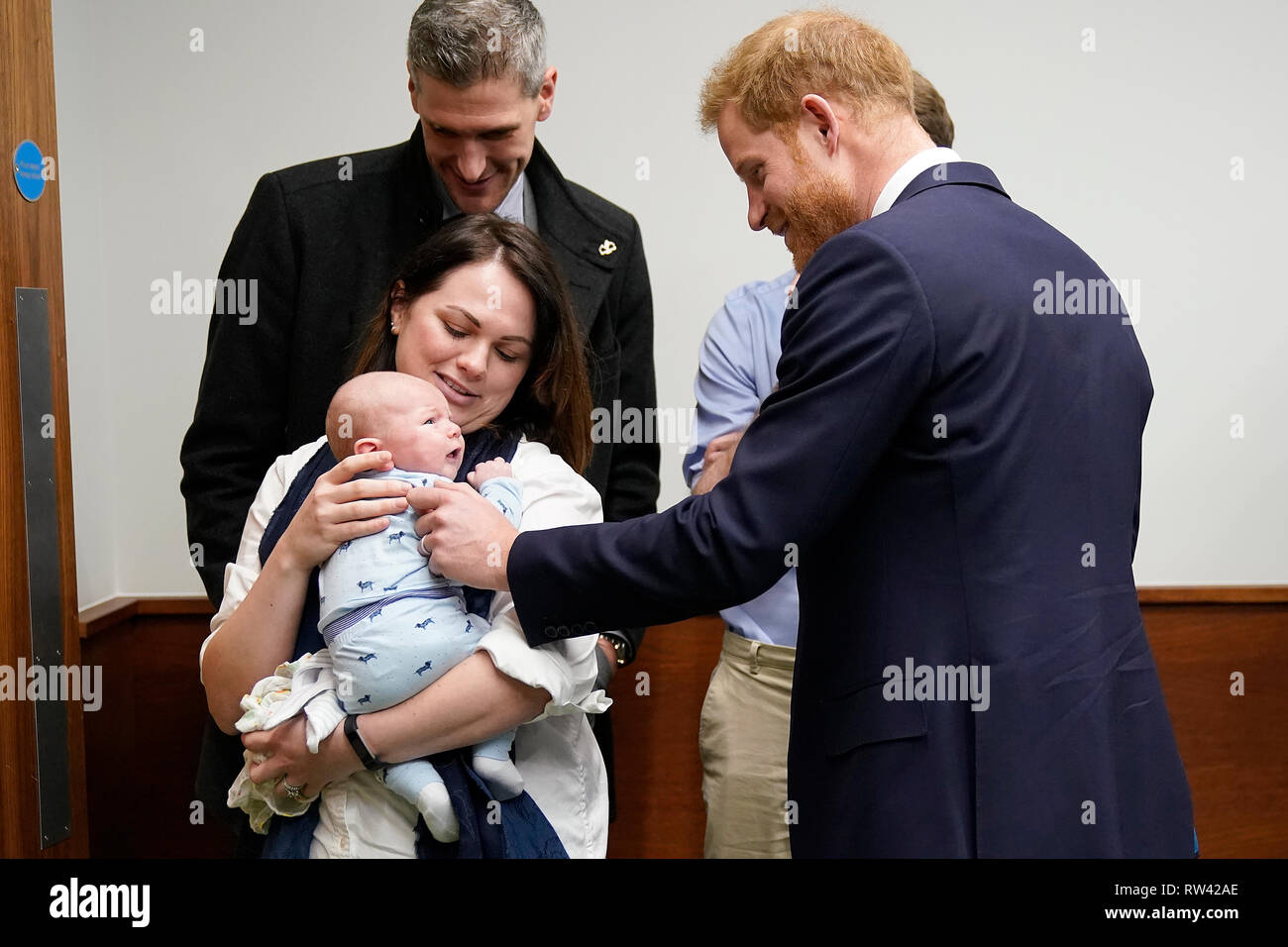 Le duc de Sussex répond aux cinq semaines de James Chalmers et sa mère Kornelia lors de sa tournée de l'Institut de la médecine translationnelle au Queen Elizabeth Hospital de Birmingham. Banque D'Images