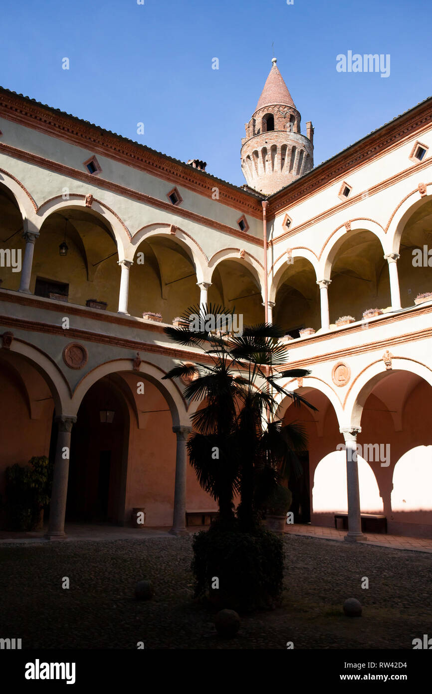 La cour intérieure avec la caractéristique tour. Château de Rivalta, Emilia Romagna, Italie. Tir vertical. Banque D'Images