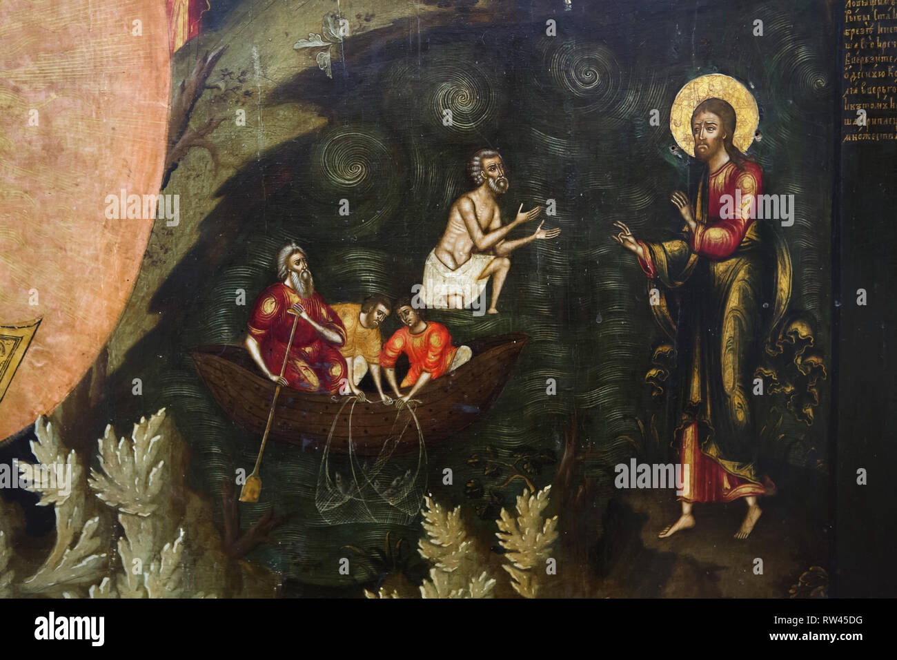 Jésus Christ et la pêche miraculeuse de poissons dans la mer de Galilée décrite dans le détail de l'icône russe de l'école de peinture icône Yaroslavl daté de la seconde moitié du 17e siècle de l'Église du prophète Élie à Yaroslavl, maintenant exposée dans le musée de Yaroslavl Yaroslavl, préserver dans la Russie. La deuxième pêche miraculeuse de 153 poissons d'après John est représenté ici. Banque D'Images