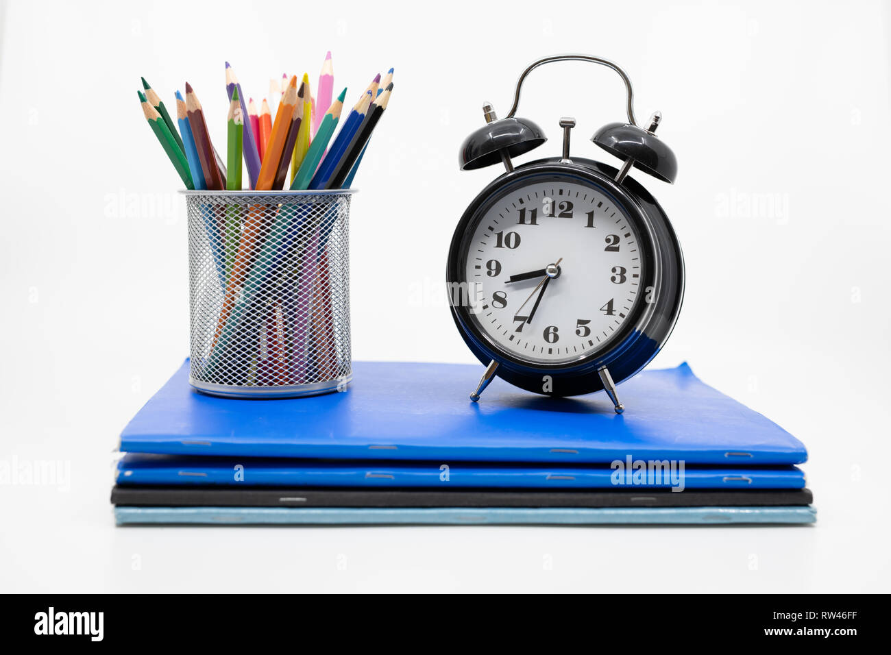 Concept de temps pour l'école avec des livres, crayons et réveil Banque D'Images