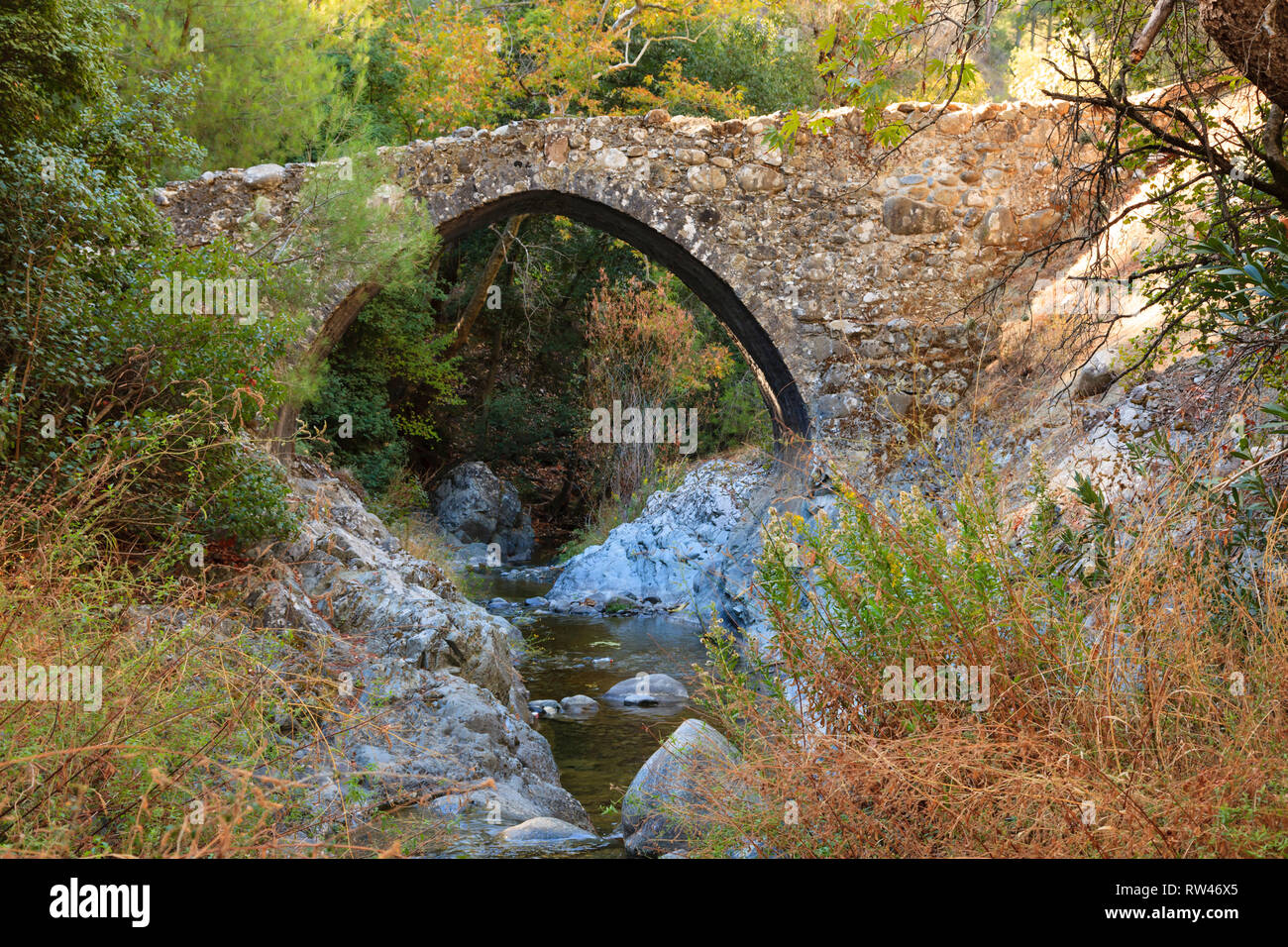 Gefiri Treis Elies pack horse Venise pont sur une rivière dans les montagnes Troodos, Chypre 2010 Banque D'Images
