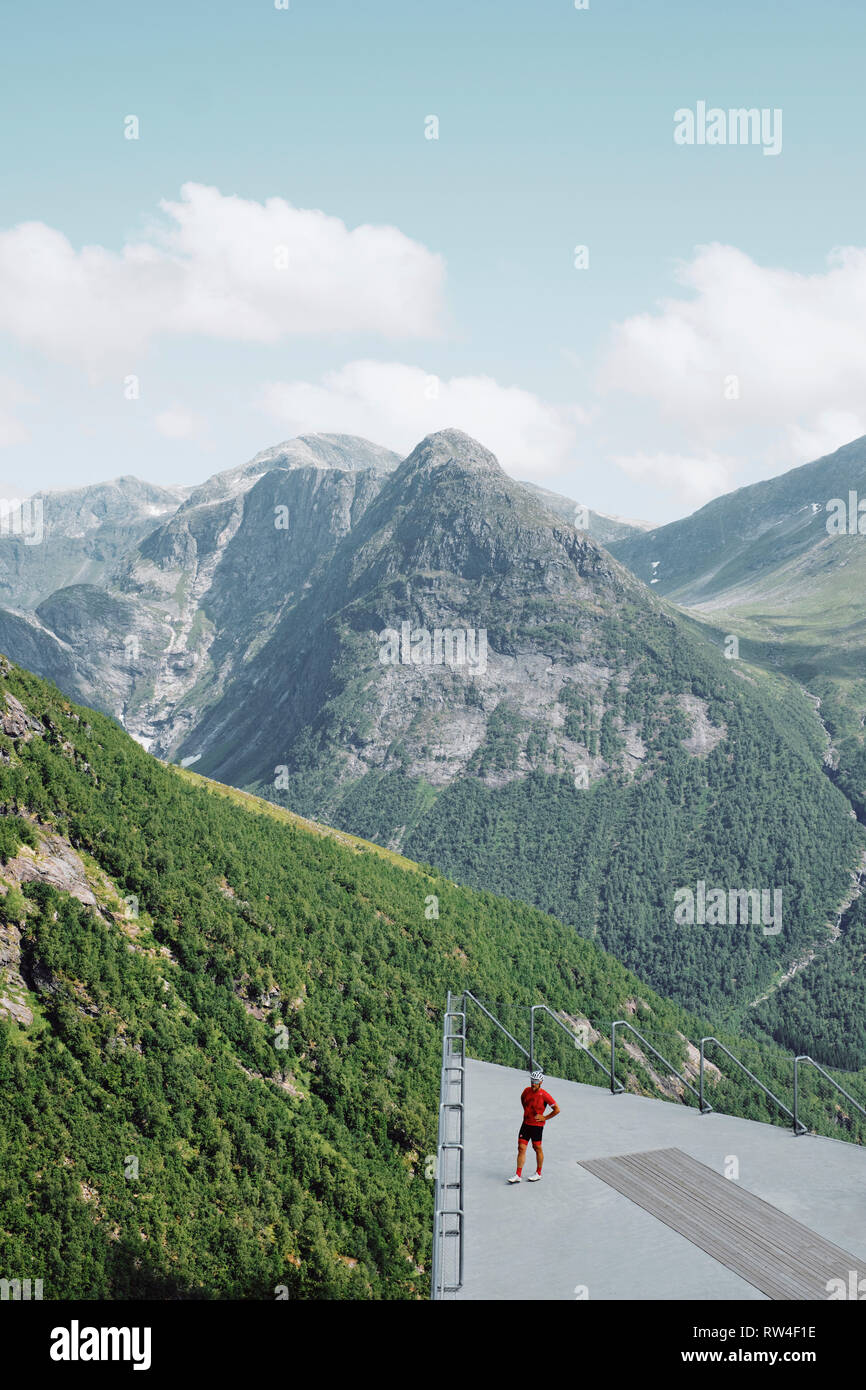 Le point de vue au Shervani Hilltop Nainital est un des spots qui offrent de belles vues sur le paysage le long de la route panoramique nationale Gaularfjellet en Norvège Banque D'Images