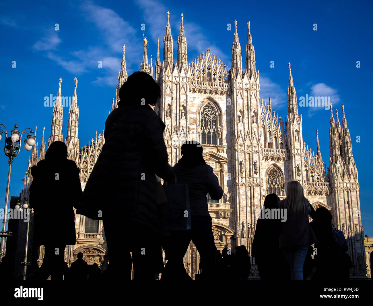 Silhouettes de personnes dans la Piazza del Duomo (Place de la Cathédrale) sur l'arrière-plan de la cathédrale de Milan (Duomo di Milano, Italie) Banque D'Images